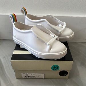 Mel dreamed by Melissa - white rubber sneaker with rainbow tab. Size 1 kids